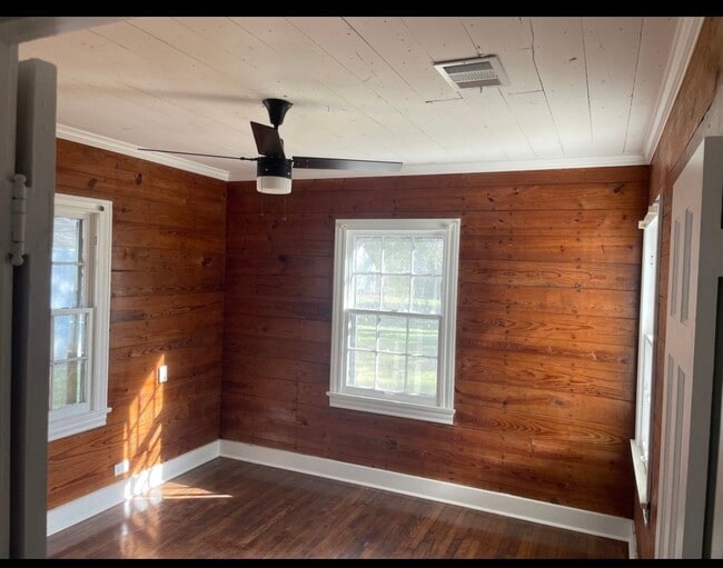 Building Photo - 321 S Arcola St