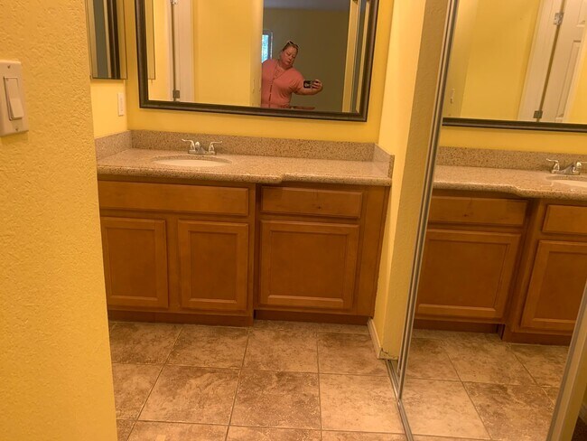 Building Photo - Beautiful upstairs condo with Washer and Dryer MOVE IN SPECIAL