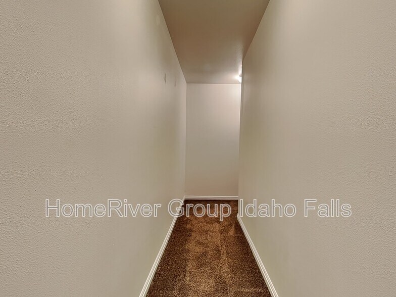 Building Photo - 3693 Deloy Dr