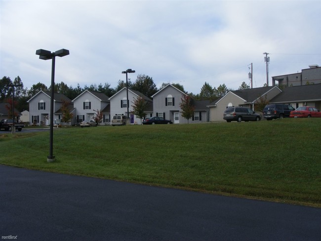 Building Photo - 37 Pinecrest Dr