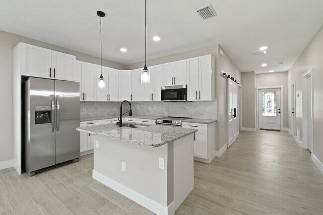 Building Photo - 1388 NW Charlie Green Dr