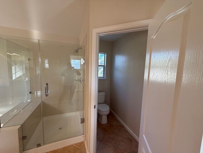 Building Photo - 5 bedrooms located in Redbridge Gated Community!