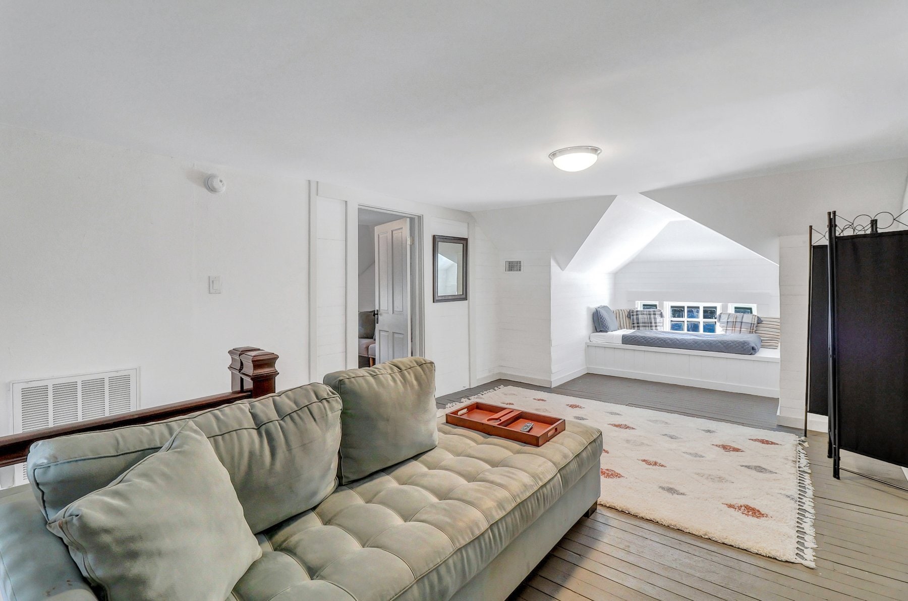 Building Photo - 602 E Victory Dr