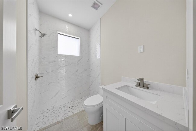 Building Photo - 1206 Moore Ave