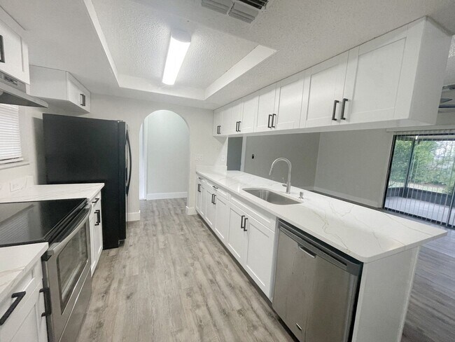 Building Photo - Beautifully updated 2/2, Available Now!