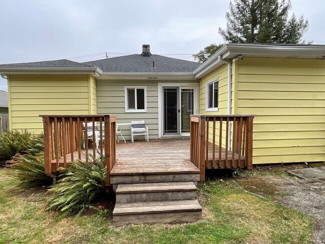 Building Photo - Great 2 Bedroom 1 Bath Home Near the Heart of Shelton