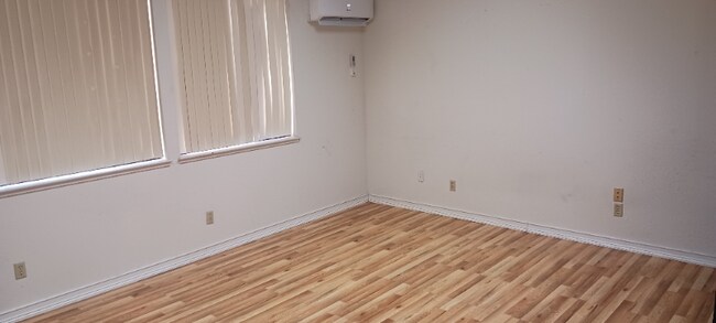 Building Photo - 4778 Dewey Dr