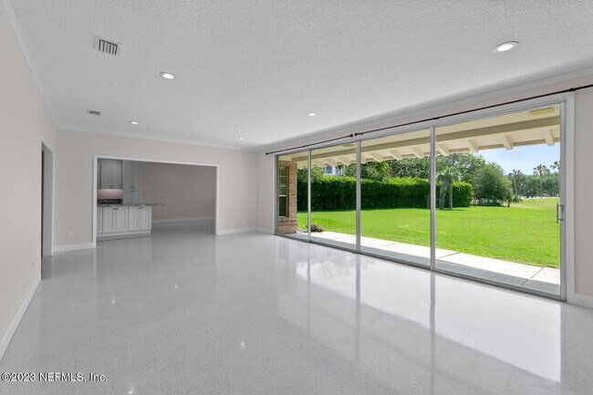 Building Photo - 221 Pablo Rd