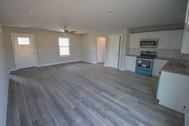 Building Photo - Beautiful 3 Bedroom 2 Bath Home in Farmington!