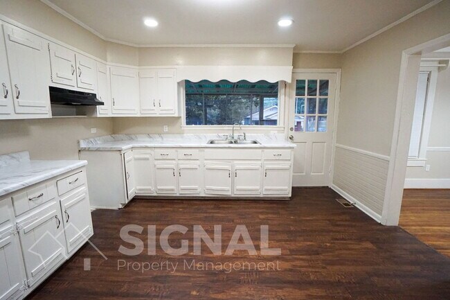 Building Photo - 1194 Birmingham St