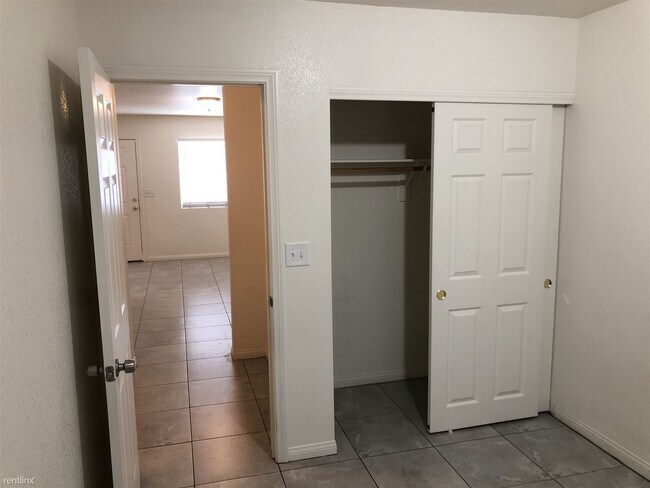 Building Photo - 2 br, 1 bath Apartment - 2419 Daley St Apt D