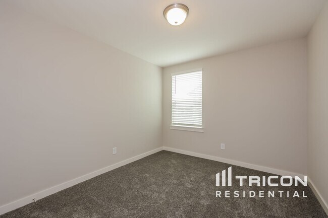 Building Photo - 302 Yorkshire Ct