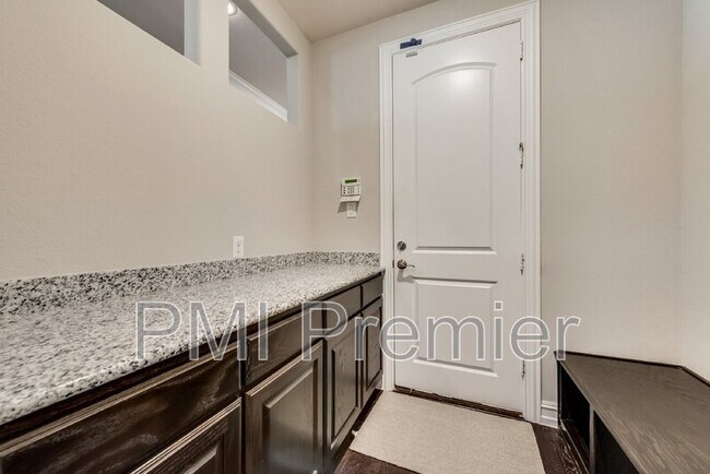 Building Photo - 2818 Balmoral Dr