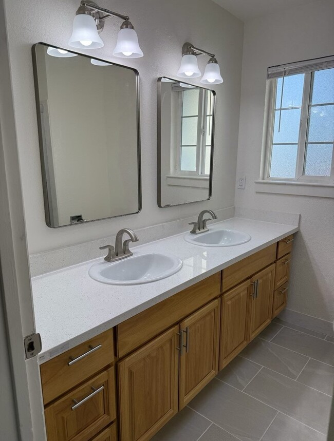 Building Photo - 4310 Hillview Dr
