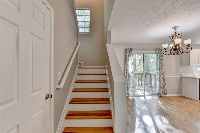 Building Photo - 240 Springbottom Ct SE
