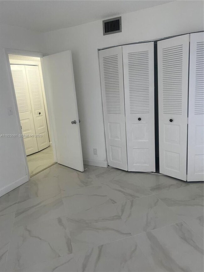 Building Photo - 9510 Seagrape Dr