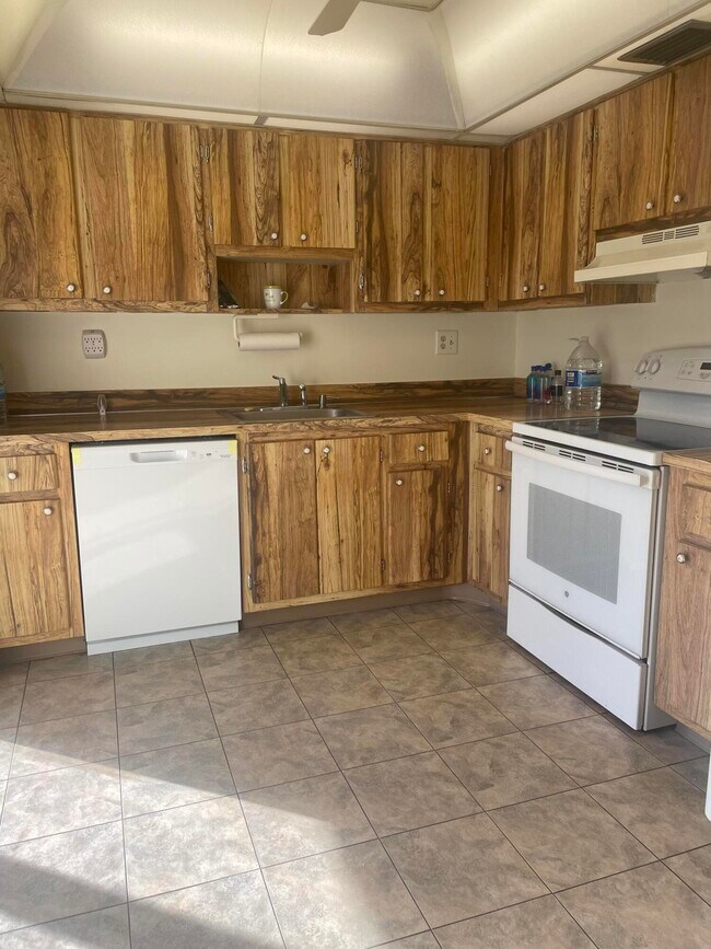 Building Photo - 83 Capri B