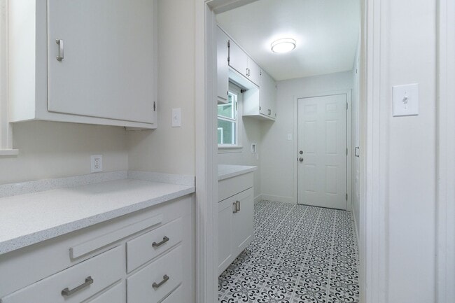 Building Photo - Remodeled La Loma Bungalow!