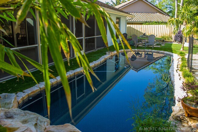 Building Photo - 900 Cosmos Ct
