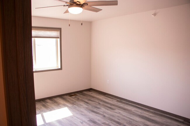 Building Photo - 2 Bed Apartment in Quiet Neighborhood!