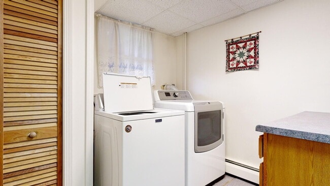 Building Photo - 3 bed, 2 bath house with solar panels! FRE...