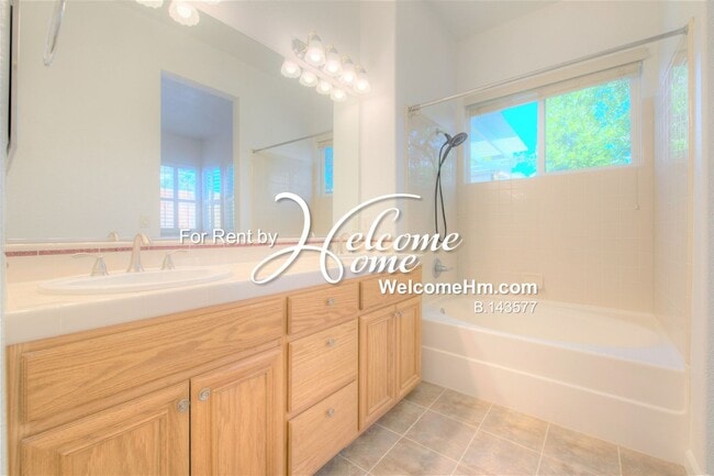 Building Photo - 3125 Roxbury Dr