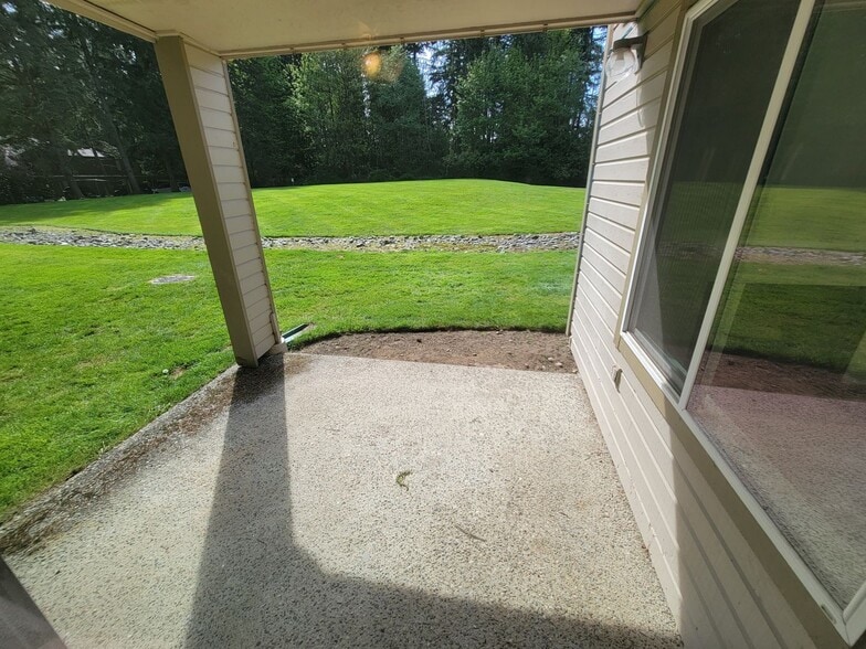 Building Photo - Remodeled Condo Near Microsoft