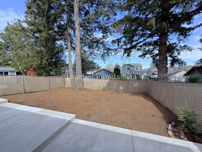 Building Photo - 119 SE Sweetbriar Ln