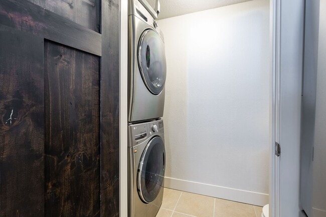 Building Photo - Newly Renovated 2 Bed 1.5 Bath Townhouse