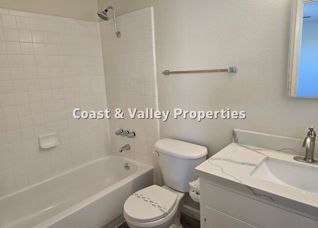 Building Photo - Salinas Home for RENT!!!