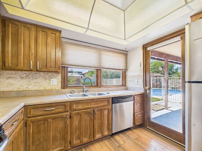 Building Photo - Private Pool - No HOA