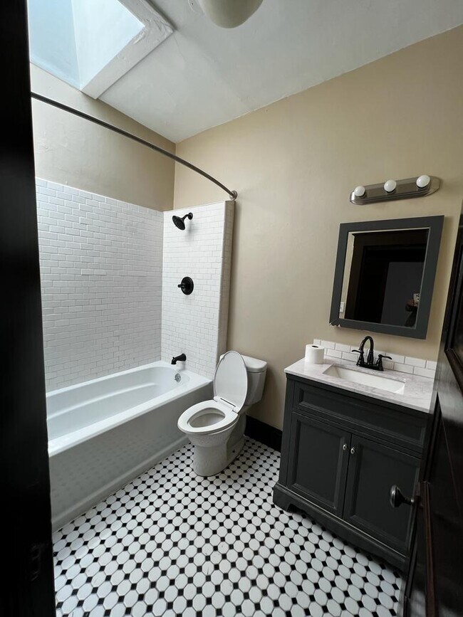 Building Photo - 1120 E 12th Ave