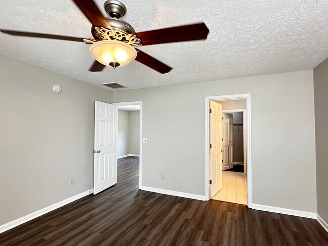Building Photo - Beautiful 3 BR, 2.5 Bath House in Georgetown! Open Layout, Fenced Backyard, Attached Garage