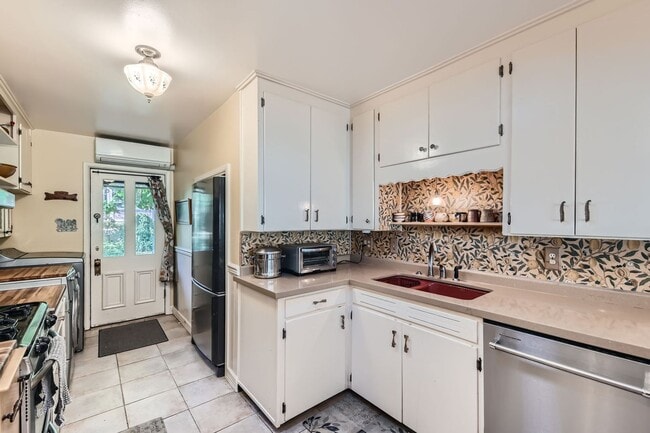 Building Photo - 2-Bedroom in Newlands with Secret Garden & Suite