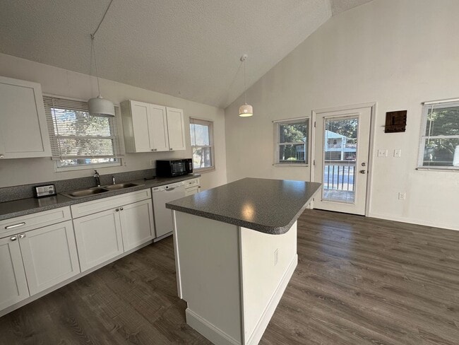 Building Photo - Centrally located home at Milepost 6