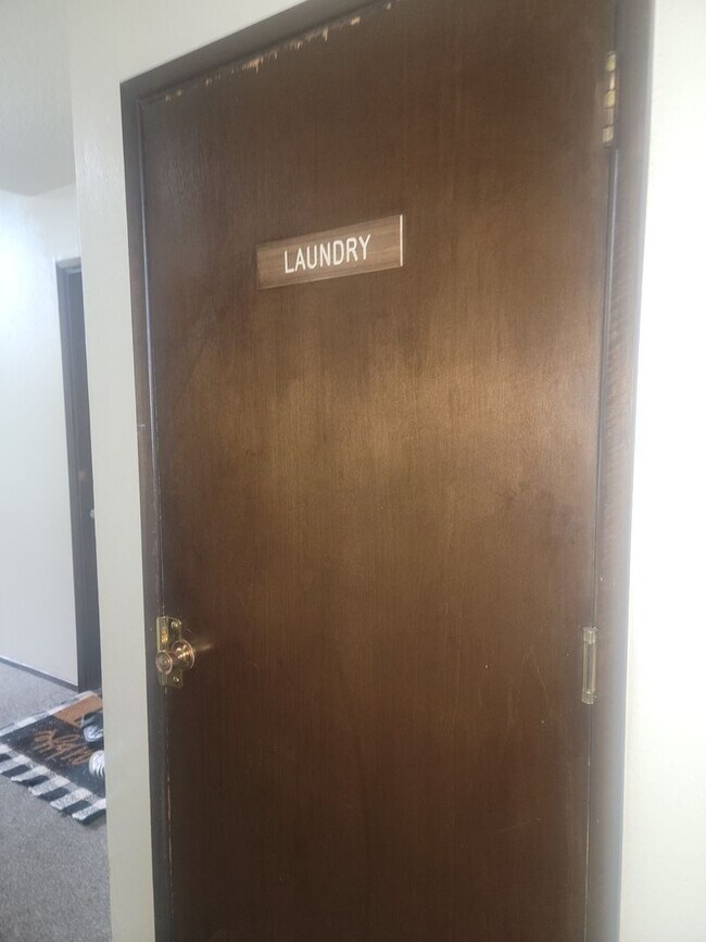 Building Photo - MOVE IN SPECIAL $500 OFF MOVE IN COSTS 2 Bedroom, North Tacoma, $1395 + $100 w/s/g = $1495.00, up...