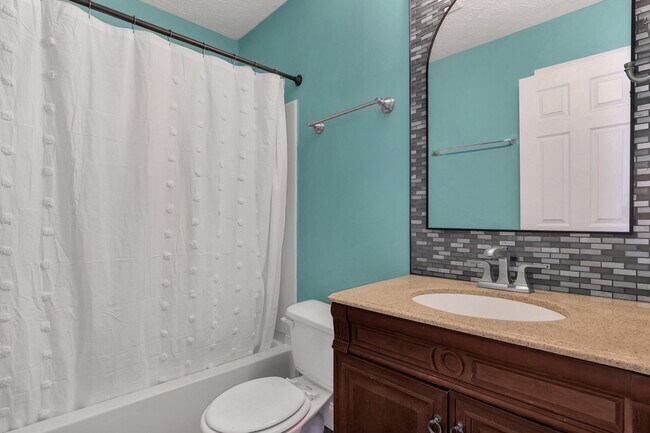 Comin Bath - 4826 Lady Jane Ave