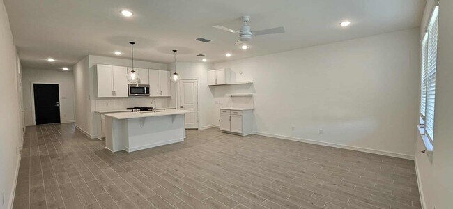 Building Photo - 8442 Bay Oaks Dr