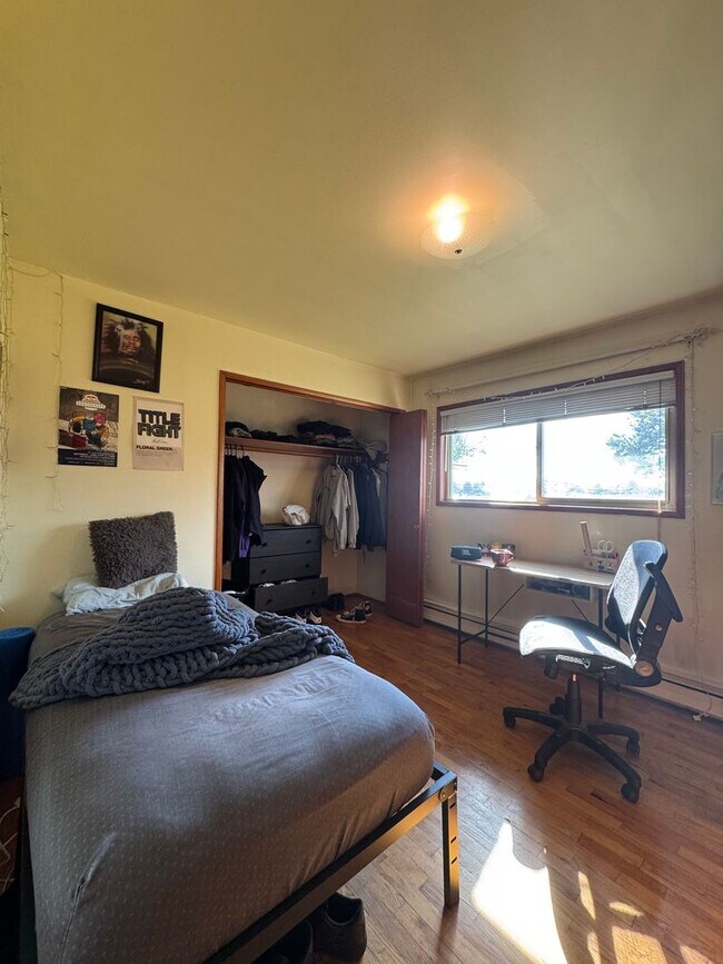 Building Photo - Spacious 5 Bedroom Rental by Park