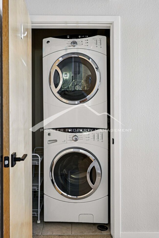 Building Photo - Spacious LoHi Condo with Washer/Dryer and ...