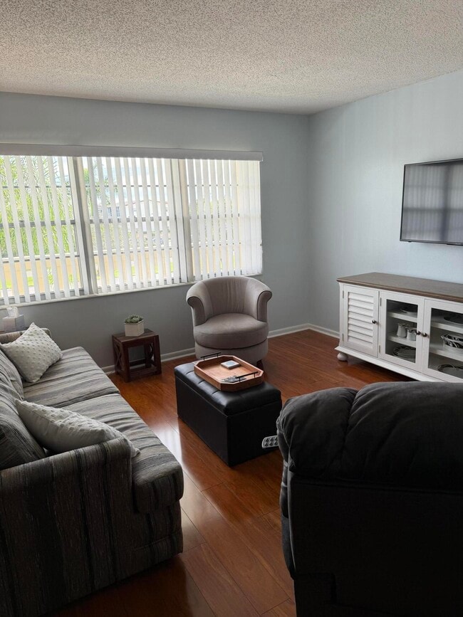 Building Photo - 3062 Ainslie Dr