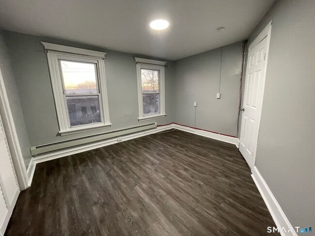 Building Photo - 158 Chapel St