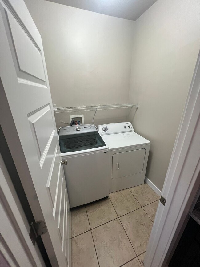 Building Photo - Awesome Townhome End-unit in South Jordan