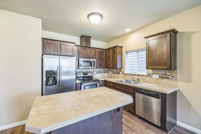 Building Photo - $500 gift card with lease signed by 7/10/25