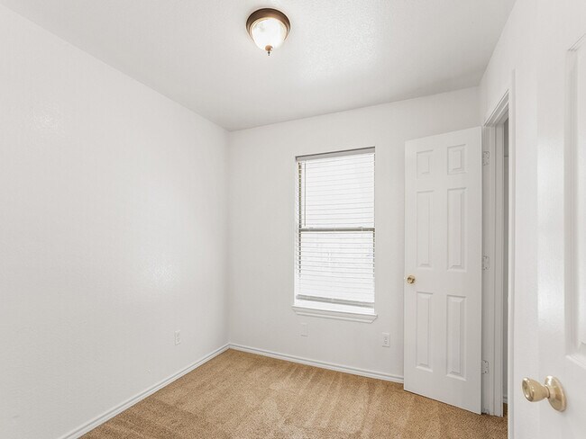 Building Photo - 315 Isbell Rd