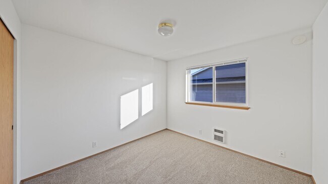 Building Photo - 2 Bed 1 Bath - Pet per Approval - Downtown Location - NAS Whidbey