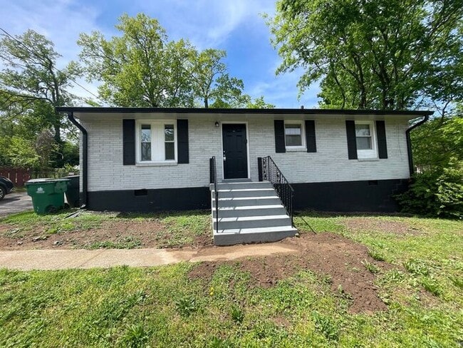 Building Photo - Lovely 3-Bedroom Home in a Great Location ...