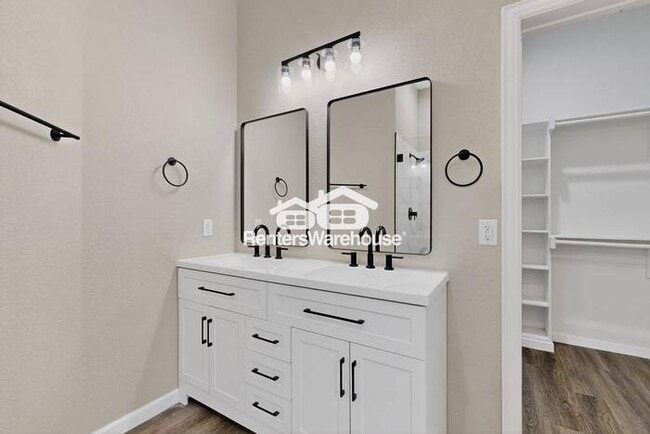 Building Photo - Great Location and Fully Refreshed Move In...