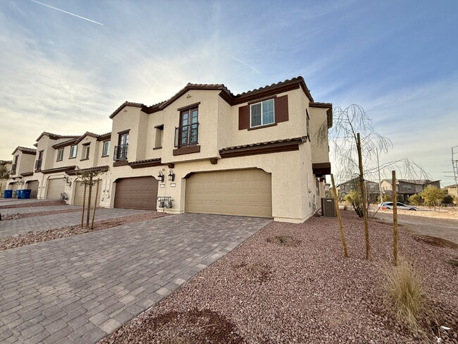 Building Photo - 3 BED 2.5 BATH 2 CAR GARAGE TOWNHOUSE IN CADENCE HENDERSON WITH LOFT