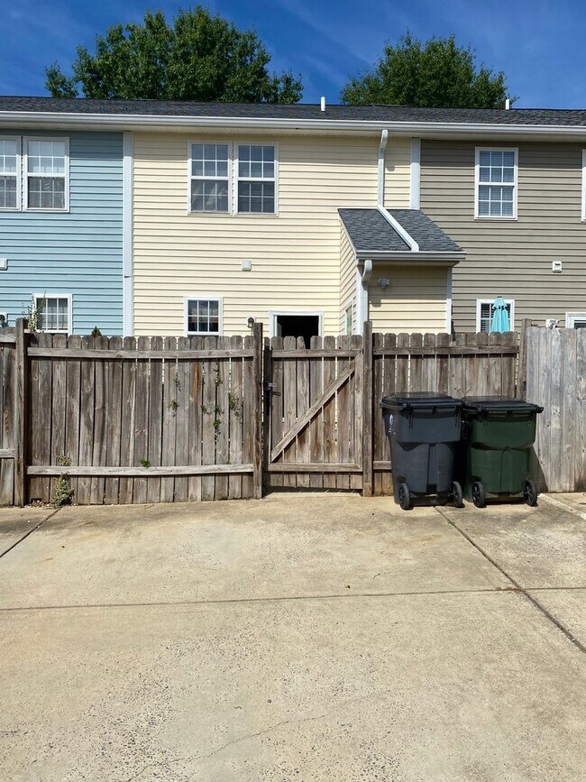 Building Photo - 330 Commons Dr